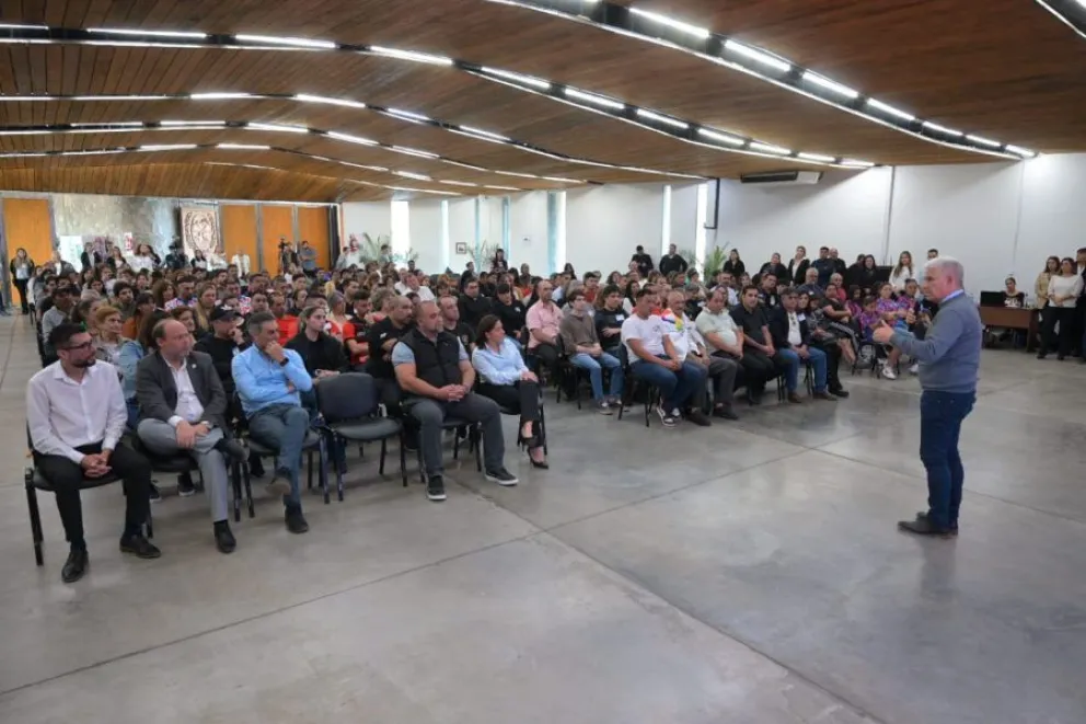 El gobernador Claudio Poggi encabezó el acto junto a los intendentes de San Luis, Villa Mercedes y la Villa de Merlo. Dos organizaciones merlinas fueron beneficiadas.
