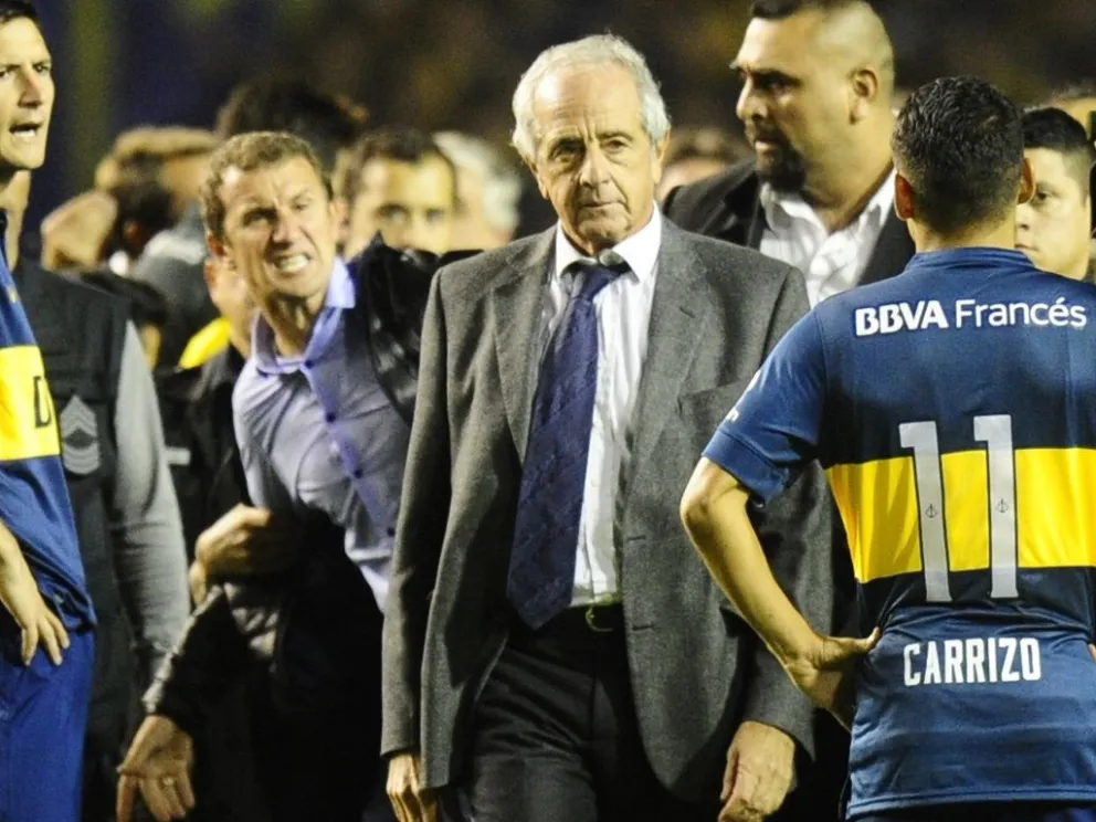  Mayo del 2015 y su rol de presidente de River, Rodolfo D'Onofrio, en aquella noche rompió el protocolo e ingresó al campo de juego mientras sus jugadores estaban siendo atendidos. (Foto: Clarín)