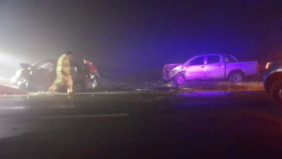  Fuerte choque entre un auto y una camioneta en zona de Sampacho (Policía Río Cuarto).