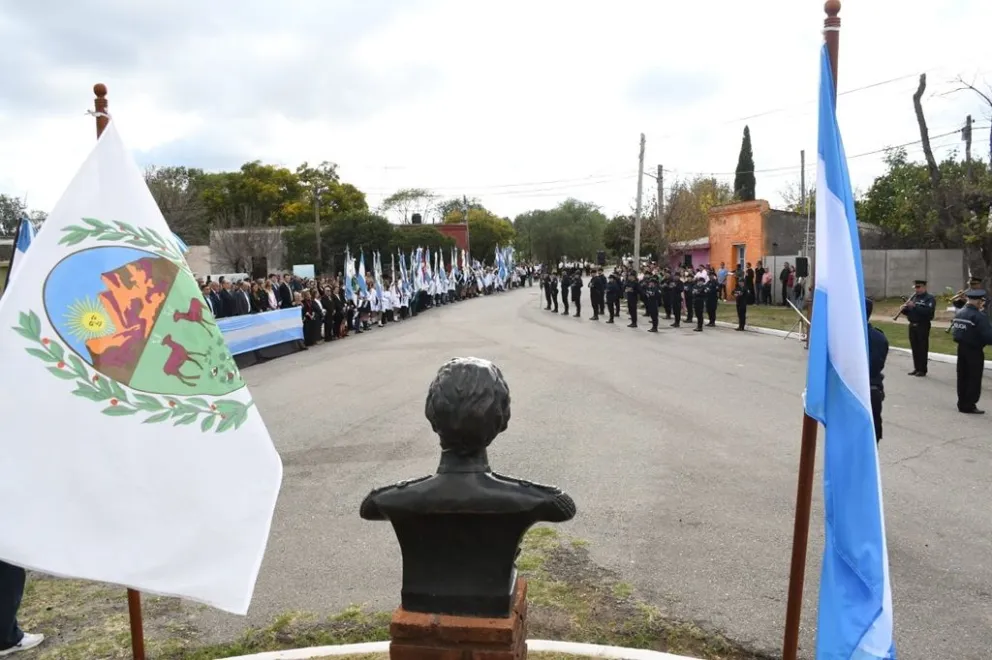 El acto central se desarrolló en la Plaza de los Granaderos Puntanos y culminó con un colorido desfile.