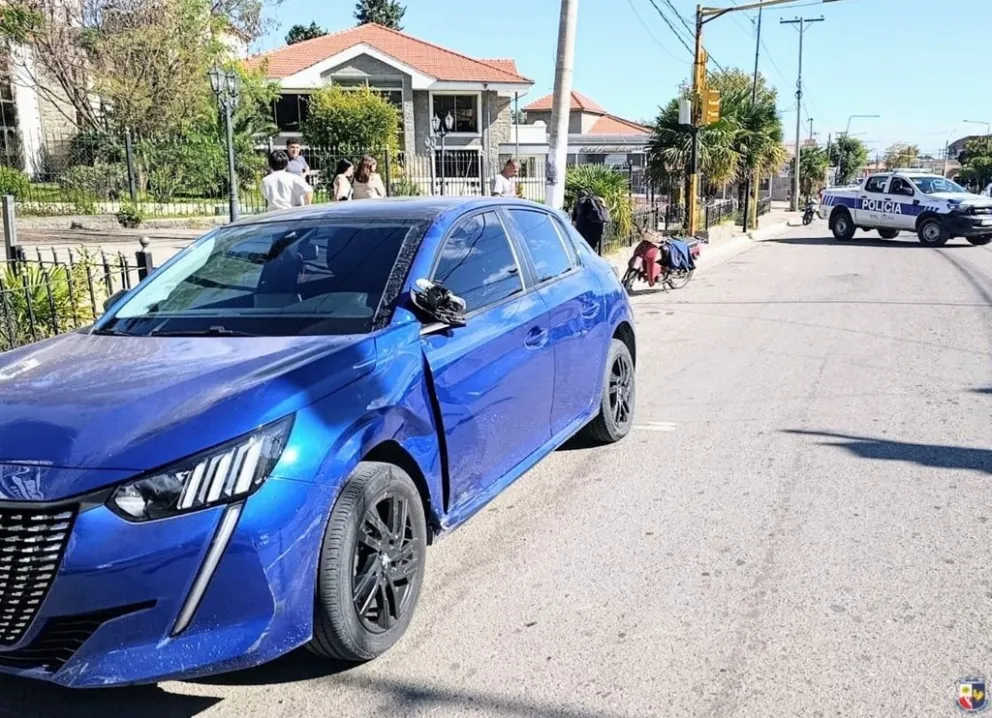 Un hombre resultó herido por el choque entre una motocicleta y un auto. 