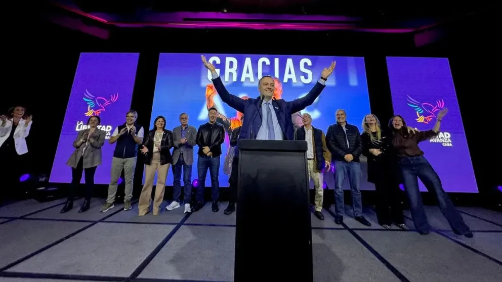 Manuel Adorni, el vocero presidencial convertido en candidato, obtuvo el 30,13% de los votos y lideró una campaña que capitalizó el desgaste del macrismo y el desconcierto del electorado moderado.