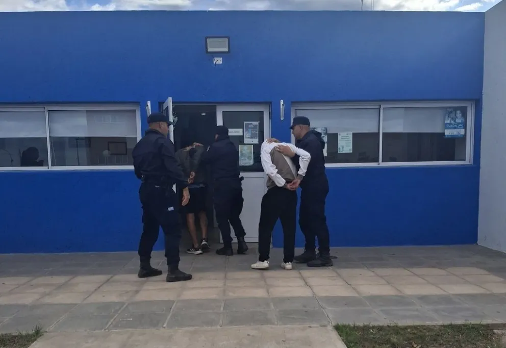 Dos jóvenes, oriundos de Villa Mercedes, fueron demorados en la Comisaria 42 por un robo en el ingreso a Merlo. (Fotos: Policía de San Luis)   