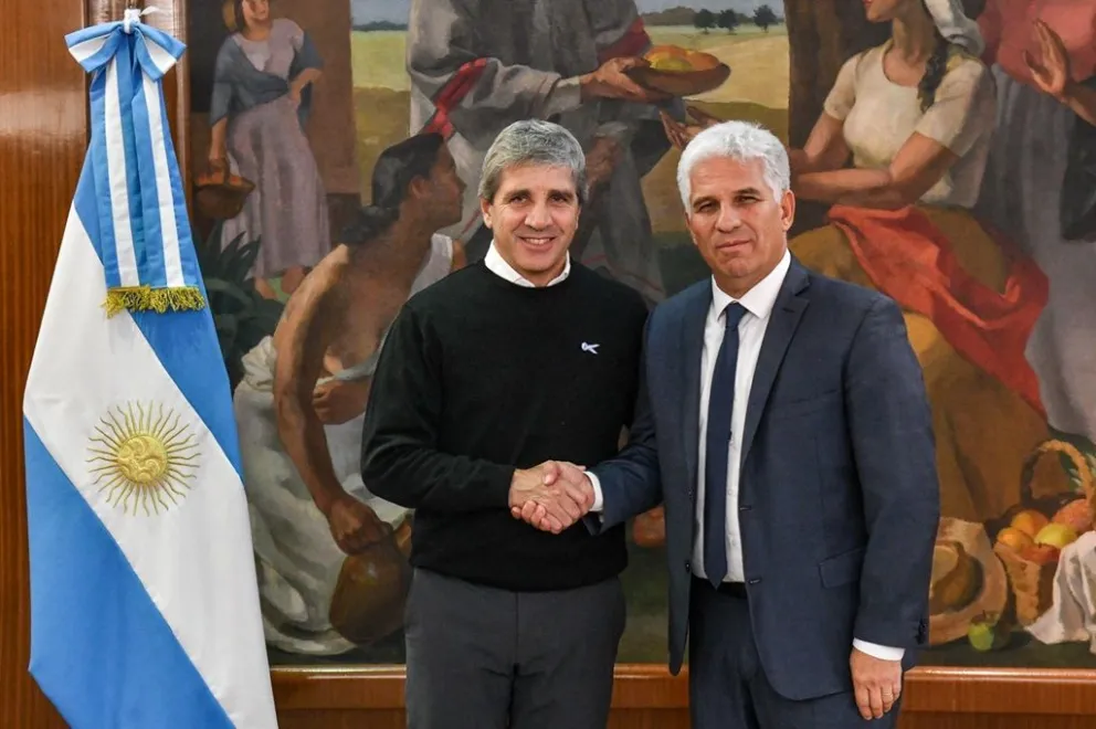 El ministro de Economía, Luis Caputo, recibió en su despacho al gobernador de San Luis, Claudio Poggi.