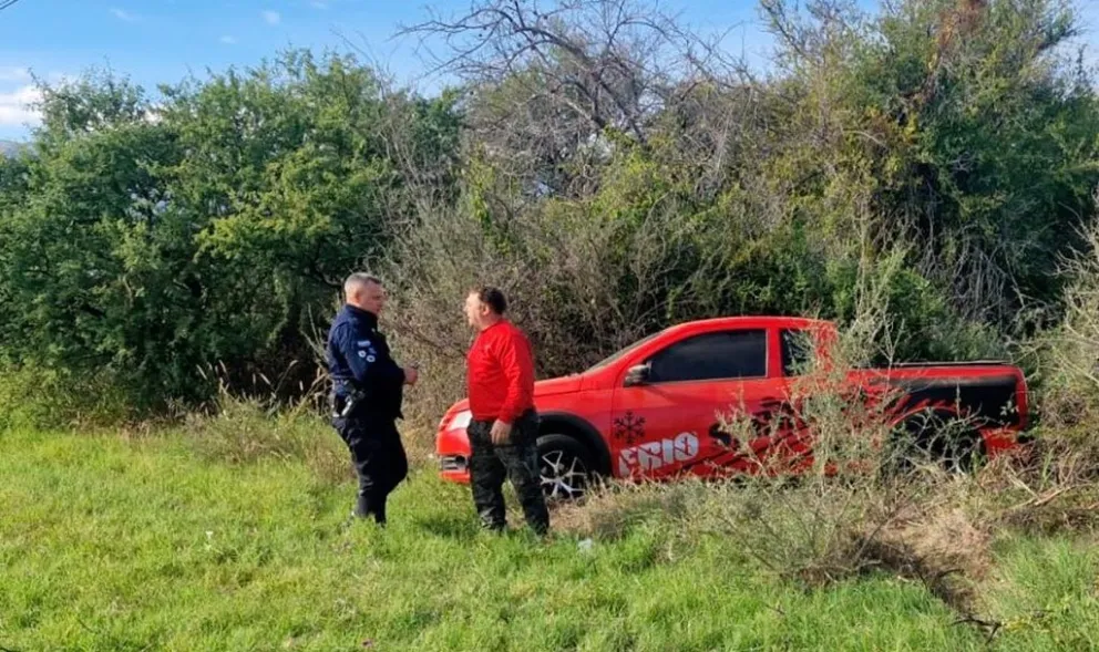 Los bomberos trabajaron en tareas de prevención y, con la colaboración de un camión particular, lograron devolver el vehículo a la carpeta asfáltica. (Foto: BB VV)