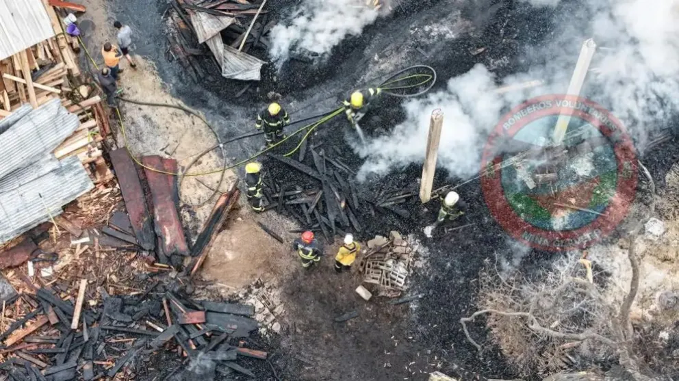 El incendio se pudo ver desde muchos puntos de la ciudad. (Bomberos Voluntarios de Mina Clavero)