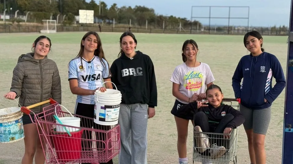 En la cancha del club se llevó a cabo el arenado, una tarea fundamental para el mantenimiento del campo de juego. 