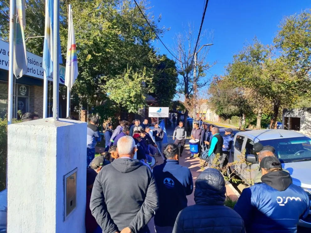 Este jueves por la mañana, trabajadores y trabajadoras de la Cooperativa de Agua, Obras y Servicios de Merlo iniciaron una asamblea permanente para reclamar una urgente recomposición salarial.