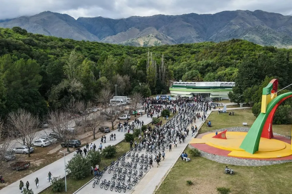 Se entregaron 400 rodados a estudiantes de 5° año del Secundario pertenecientes a 12 centros educativos.