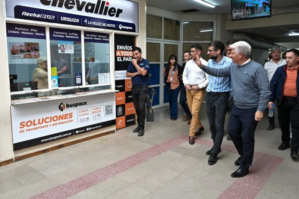 La recorrida tuvo por objetivo supervisar el avance de las obras de refacción que se ejecutan en el edificio, en el marco de un plan integral impulsado por el Ejecutivo municipal.