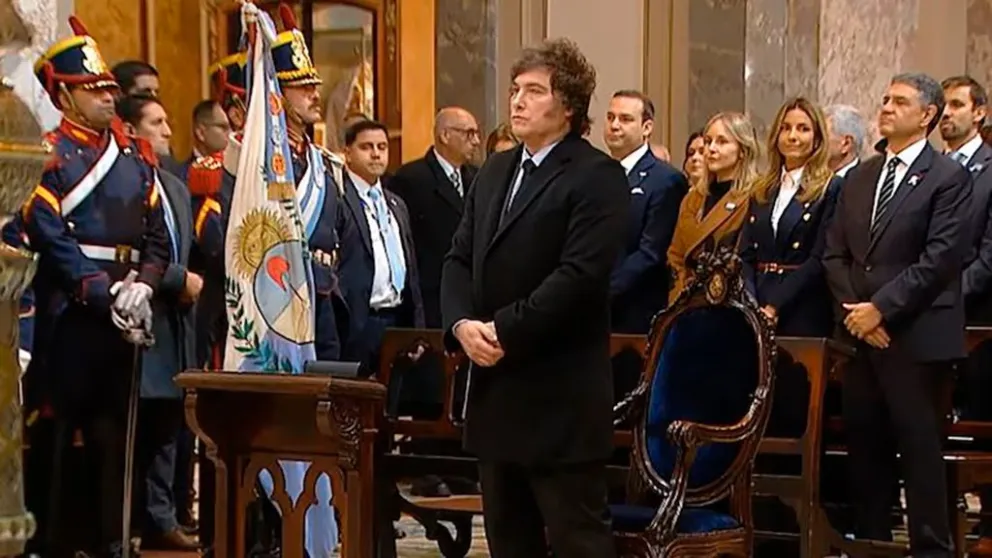 El arzobispo de Buenos Aires, Jorge García Cuerva, lanzó un duro mensaje sobre el impacto de las redes sociales en la vida democrática, el avance del odio, la difamación y la desinformación, ante el presidente Javier Milei. (Foto: Infobae)