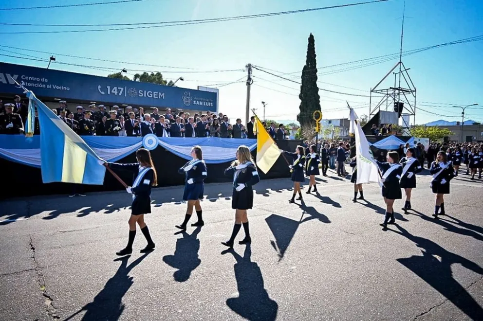 Una multitud participó y presenció el desfile.