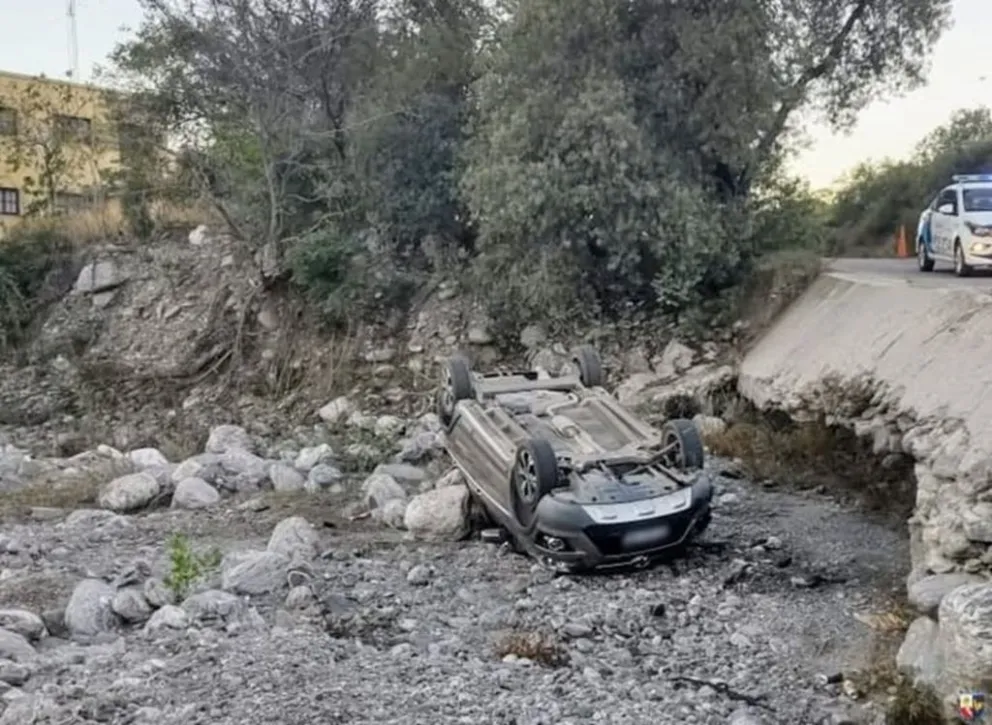 El vehículo se desplazó sin control y cayó al lecho del arroyo, quedando volcado con las ruedas hacia arriba. (Foto: Policía de San Luis)