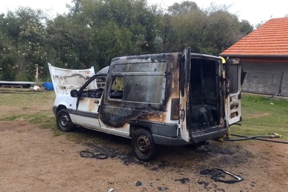 Este lunes se registró un incendio vehicular en calle Augusto Arias, en la localidad de Carpintería. (Foto: BB VV de Carpintería) 