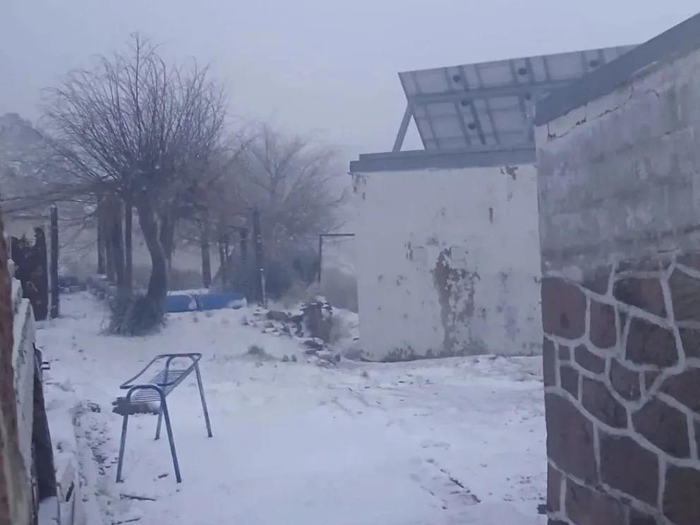 Primera nevada en Córdoba, en la zona de las Altas Cumbres, escuela Ceferino Namuncurá. (Traslasierra Noticias)