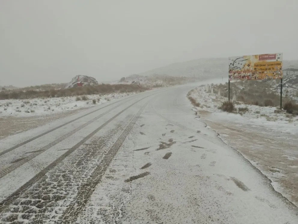 Cerraron el camino al filo por hielo en la calzada: piden evitar la zona