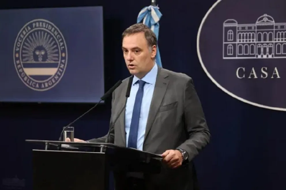  El vocero Manuel Adorni comunicó los cambios que se realizarán por decreto.