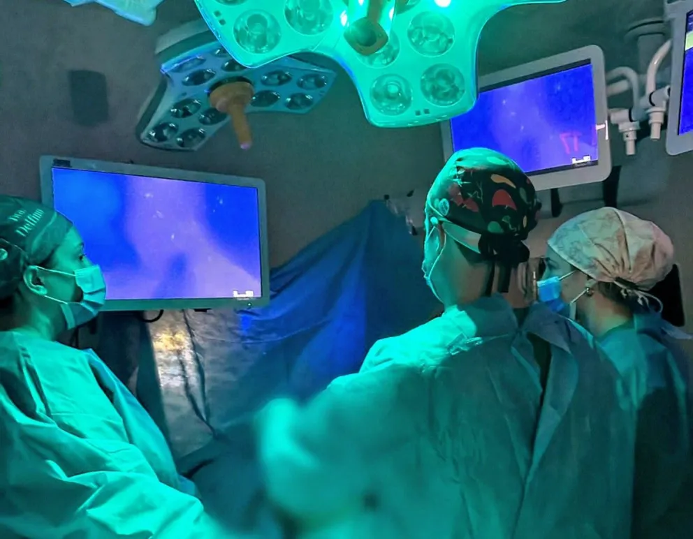 Por primera vez, se realizaron cirugías con tecnología de fluorescencia, una herramienta innovadora que mejora la precisión durante las intervenciones y optimiza los resultados.
