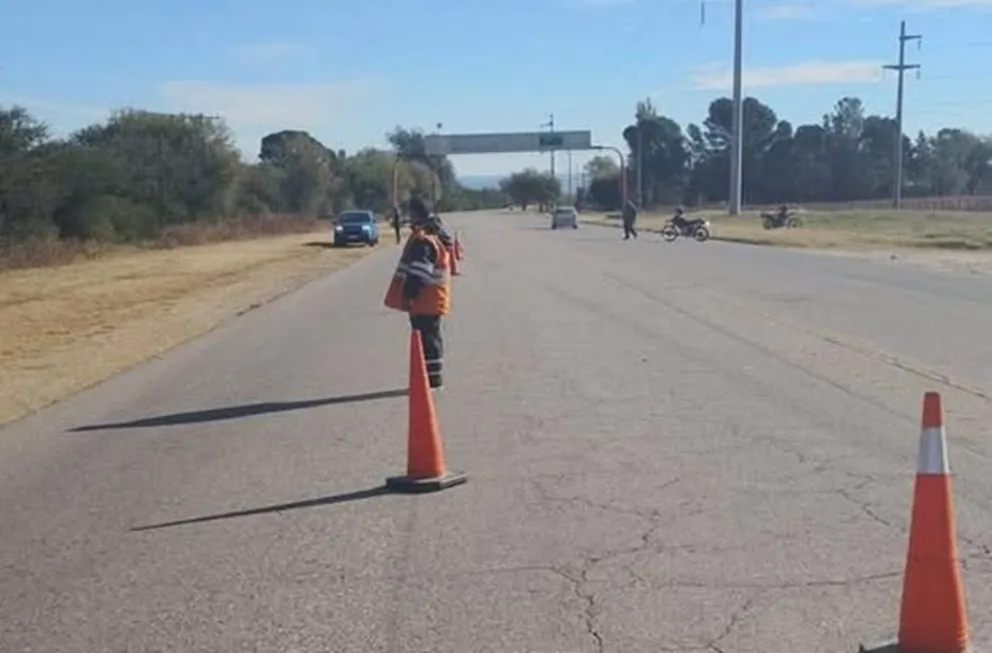 Ruta 5. Un joven motociclista murió tras chocar contra un camión. 