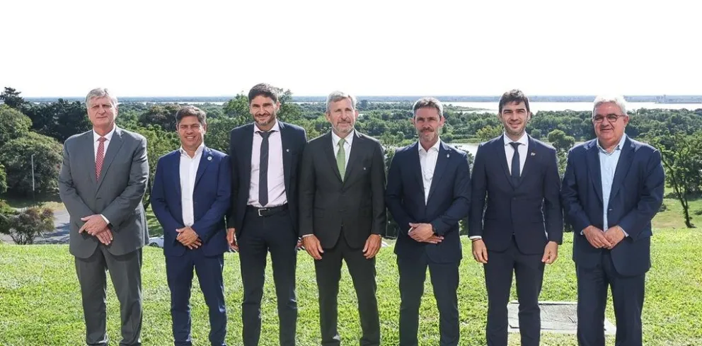 En mayo se reunieron en Paraná seis gobernadores: Rogelio Frigerio, de Entre Ríos; Maximiliano Pullaro (Santa Fe); Raúl Jalil (Catamarca); Axel Kicillof (Buenos Aires); Ignacio Torres (Chubut) y Sergio Raúl Ziliotto (La Pampa). (Foto: Clarín)