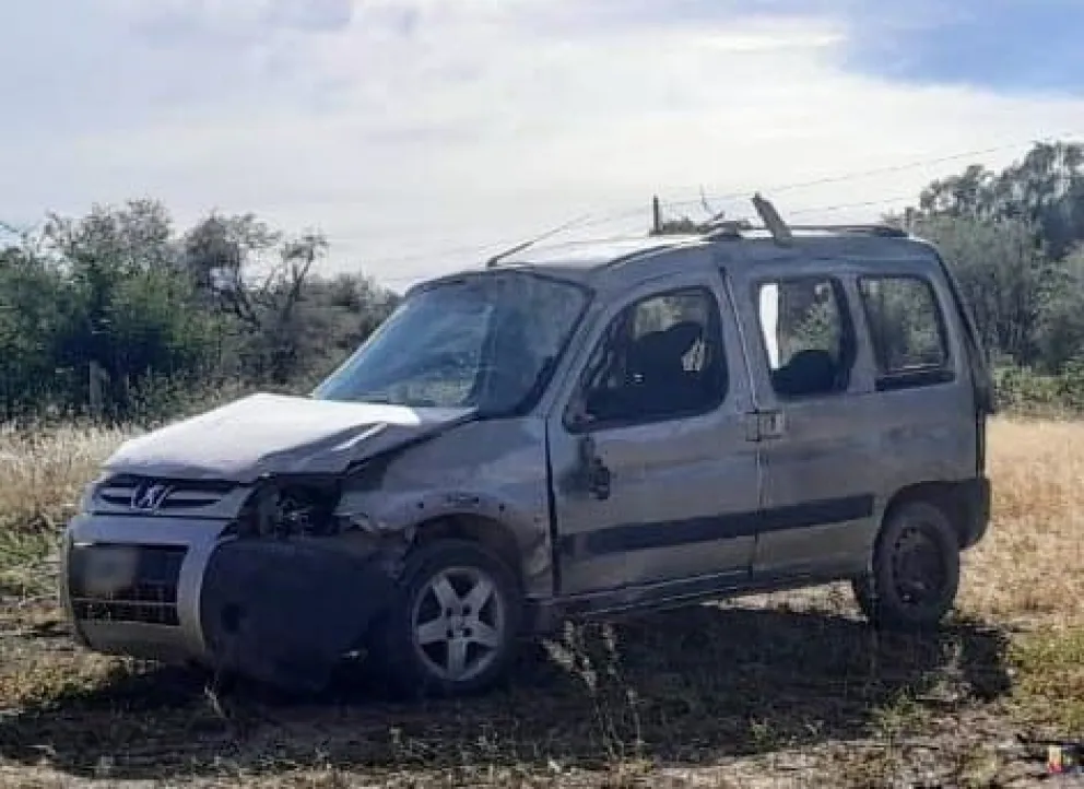 Un utilitario Peugeot Partner que circulaba de sur a norte terminó volcando, dejando como saldo tres personas lesionadas.
