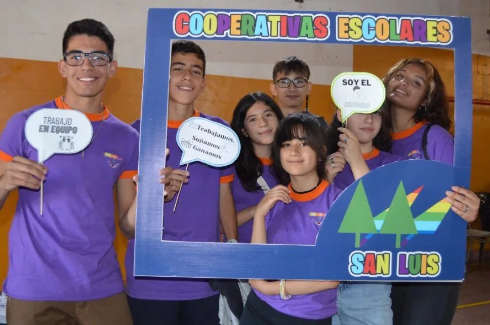 Los chicos y chicas que representarán a San Luis forman parte de 10 cooperativas escolares nacidas del programa provincial ‘Cooperando Ando’, y estarán acompañados por docentes guías.