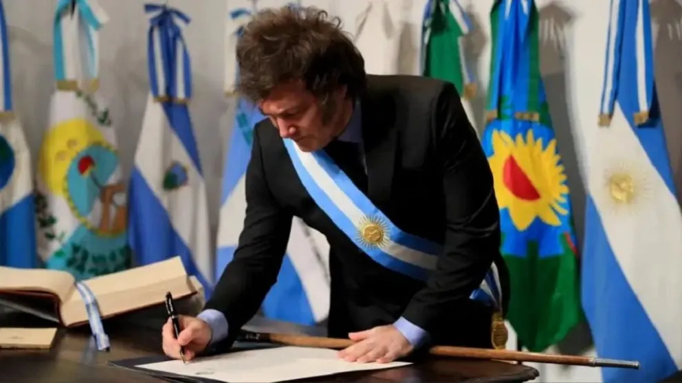 Javier Milei firmando el Pacto de Mayo. (Oficina del Presidente)