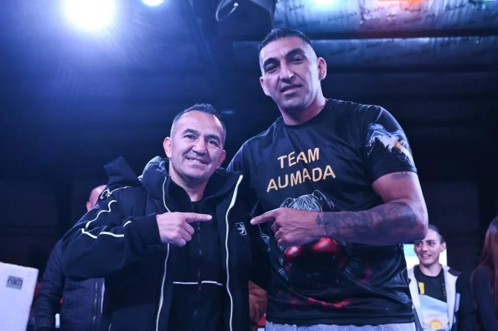 La noche tuvo un condimento de lujo: desde el ring side, observando atentamente cada combate, estuvo Omar ‘El Huracán’ Narváez, una leyenda viviente del boxeo argentino. 