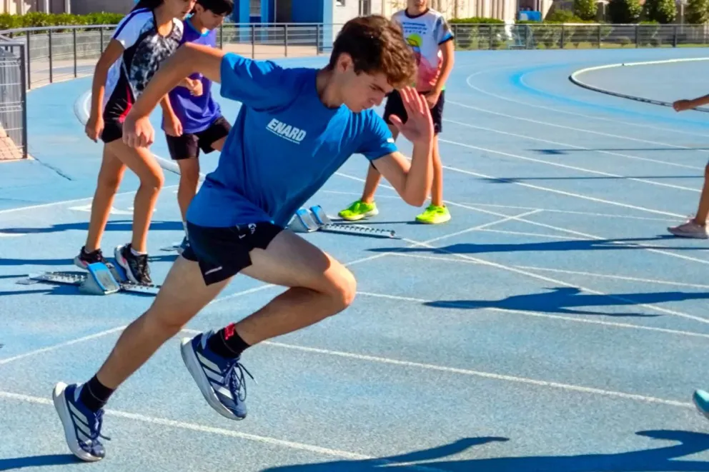 Tobías, joven atleta de la ciudad de San Luis, se consagró campeón nacional por primera vez en los 400 metros llanos y por segunda vez consecutiva en salto en largo, durante el Torneo Nacional de Atletismo COPAR 2025, disputado en el CENARD de Buenos Aire