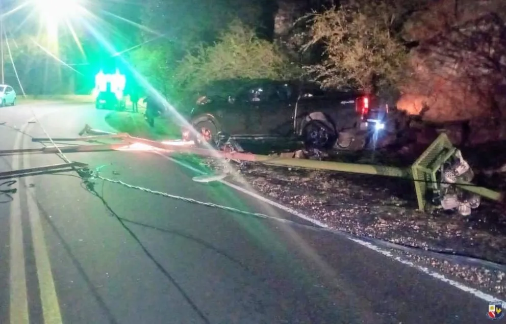 Según informó la Comisaría Distrito 33°, un adolescente de 17 años conducía una camioneta Ford Ranger en dirección de norte a sur, acompañado por tres jóvenes de 17, 19 y 20 años.