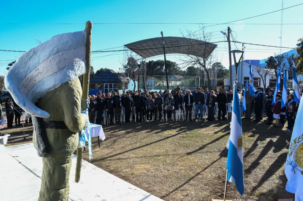 La elección de esta fecha radica en que el mismo día, pero de 1829, se creó la primera Comandancia Política y Militar, cuya gobernación se designó a Luis Vernet, a quien, de esta manera, se convirtió en el primer gobernador de las islas Malvinas.