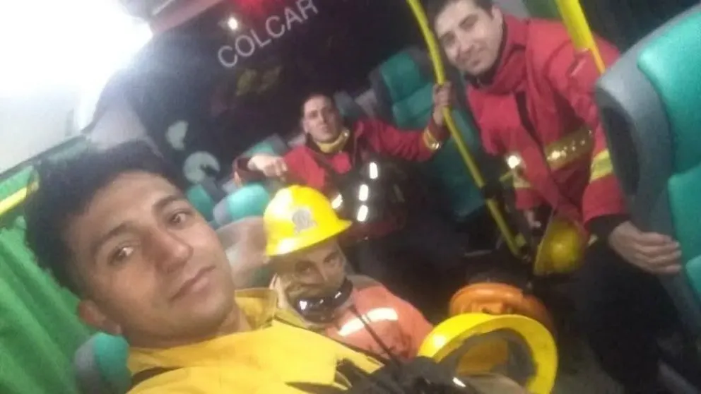 Bomberos fueron a combatir un incendio sin móvil: los llevó una vecina en una camioneta y regresaron al cuartel en un ómnibus de línea. (Fotos: Redes Sociales Bomberos Voluntarios Carolina)