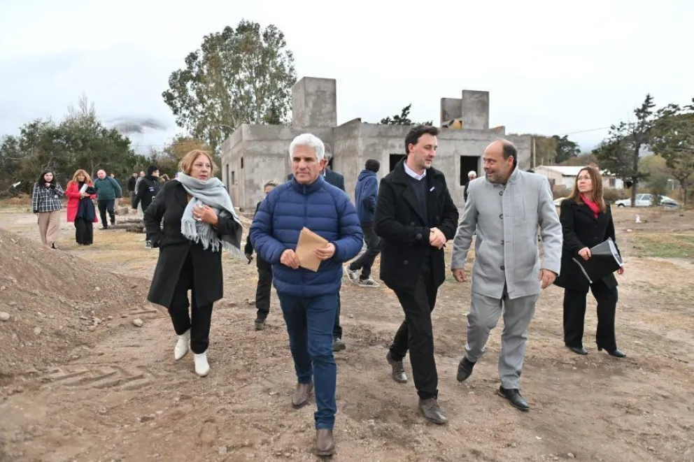 El gobernador Claudio Poggi visitó este viernes la localidad de Villa del Carmen y acompañó a tres de las siete familias beneficiarias.