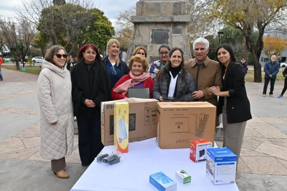 El gobernador Claudio Poggi encabezó el acto junto a la intendenta Macarena Benítez, con quien rubricó el acuerdo que permitirá reacondicionar el Centro de Atención Primaria de la Salud (CAPS) N°54 y crear nuevos espacios verdes.