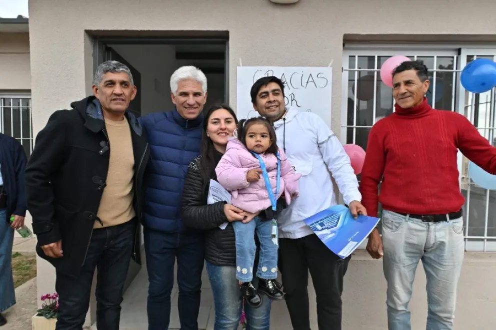 Las nuevas viviendas fueron construidas por la empresa FLAMA S.A. con un diseño tradicional, en un entorno que combina lo urbano con la belleza del paisaje serrano de los Comechingones.