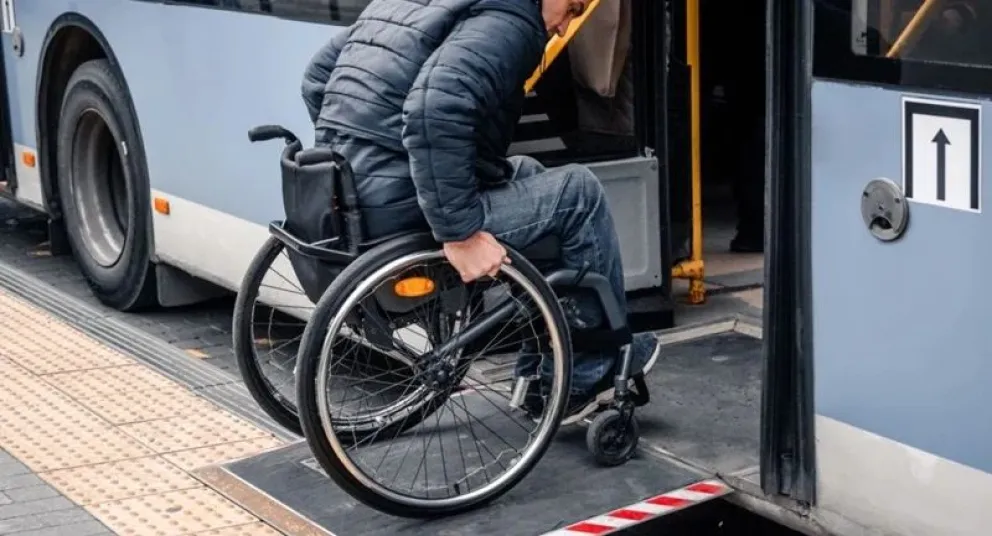 Trabajan en un transporte interurbano más accesible para personas con discapacidad.