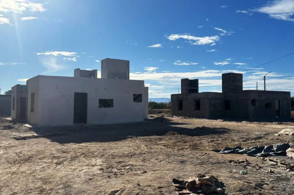 La dirección de Obras de Arquitectura y Viviendas precisó que en Tilisarao se edifican 28 hogares, 23 tienen un 53% de avance y los cinco restantes alcanzan un 50%. 