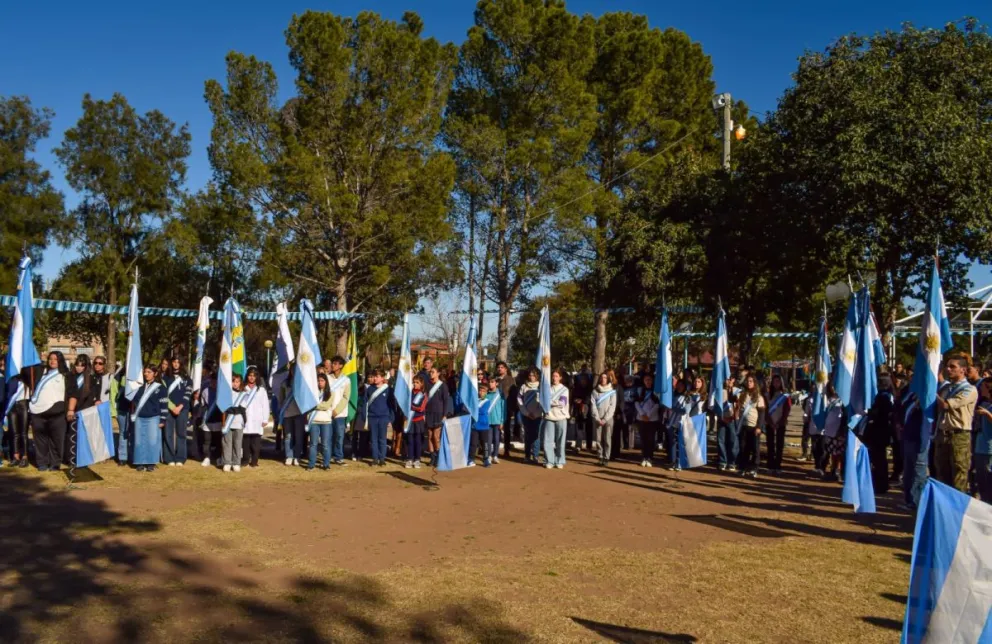 Conmemoración del Día de la Bandera en Villa de Merlo.