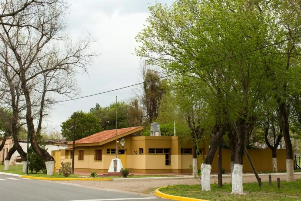  Su origen está vinculado a la llegada del ferrocarril y a la iniciativa de Juan Esteban Anchorena, su hermana Josefa Anchorena de Madariaga y Narciso Gutiérrez, quienes cedieron tierras para su creación. 