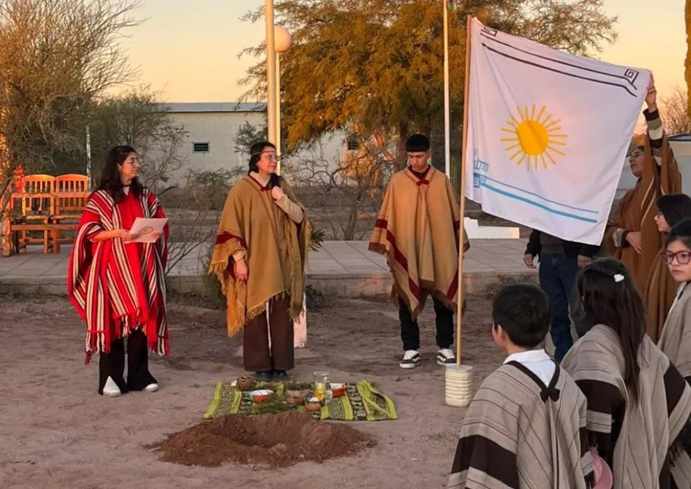 La comunidad huarpe de Guanacache celebró este lunes la llegada del solsticio de invierno con una ceremonia ancestral que marcó el inicio del Año Andino 5533 del Abya Yala. El encuentro se realizó al amanecer, con los primeros rayos del sol como testigos 