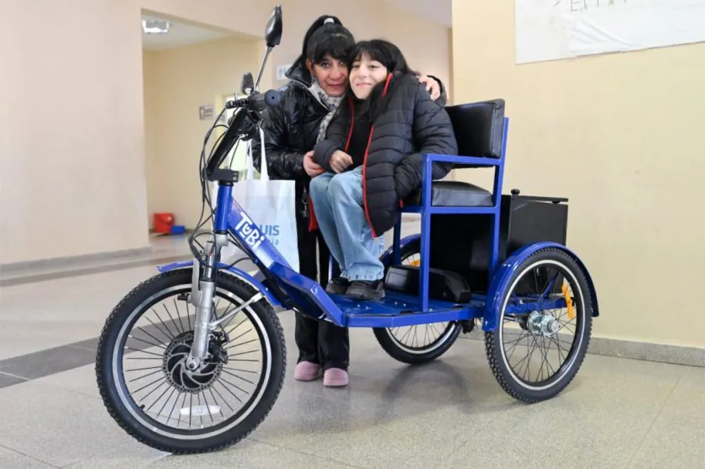 Luz y su mamá Natalia Olguín, de La Toma, felices con la bici adaptada del Plan Tubi.