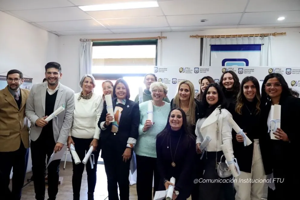Los nuevos egresados de la FTU con sede en Merlo.