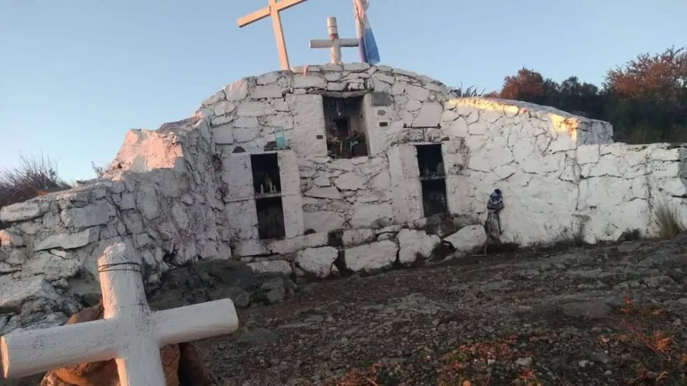 Este espacio, enclavado en la ladera occidental de las sierras de los Comechingones, forma parte de un circuito religioso que incluye las estaciones del Vía Crucis, y ofrece una vista panorámica del valle de Concarán.