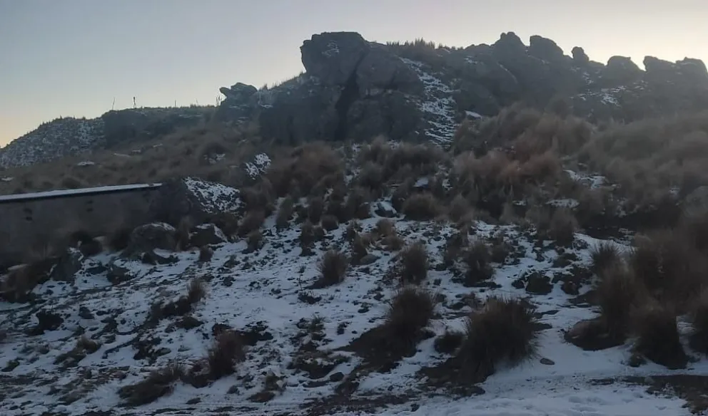 Nieve en lo más alto de las sierras de los Comechingones. Foto El Vasco