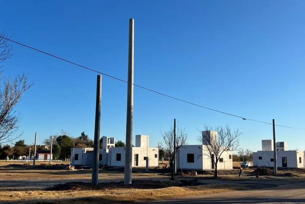 La obra para la provisión de energía eléctrica en el barrio Estación de Ferrocarril de Concarán, entró en etapas de culminación. 