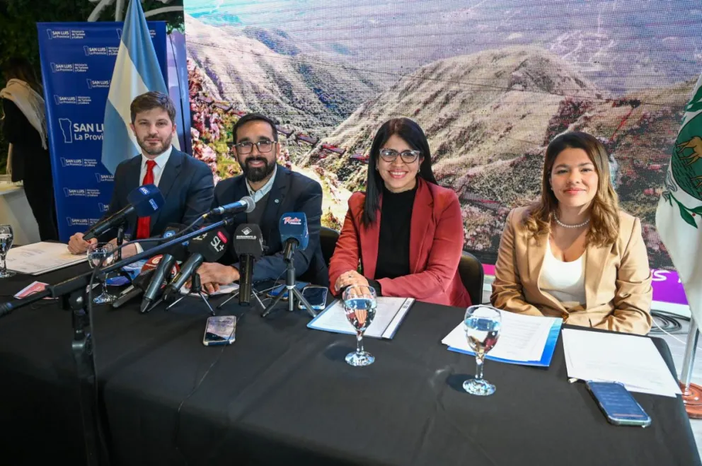 El ministro de Turismo y Cultura, Juan Álvarez Pinto, encabezó la presentación de la oferta turística y cultural para el receso invernal.