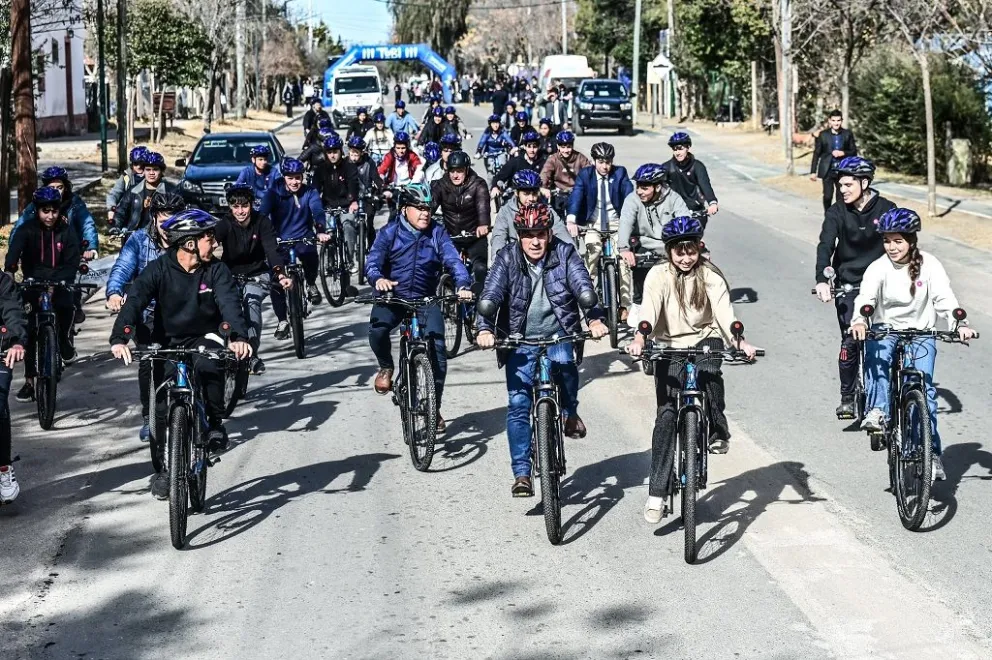 Alumnos de la Escuela N°159 ‘Provincia de Jujuy’ de Carpintería estrenaron sus bicis junto con el gobernador Claudio Poggi.