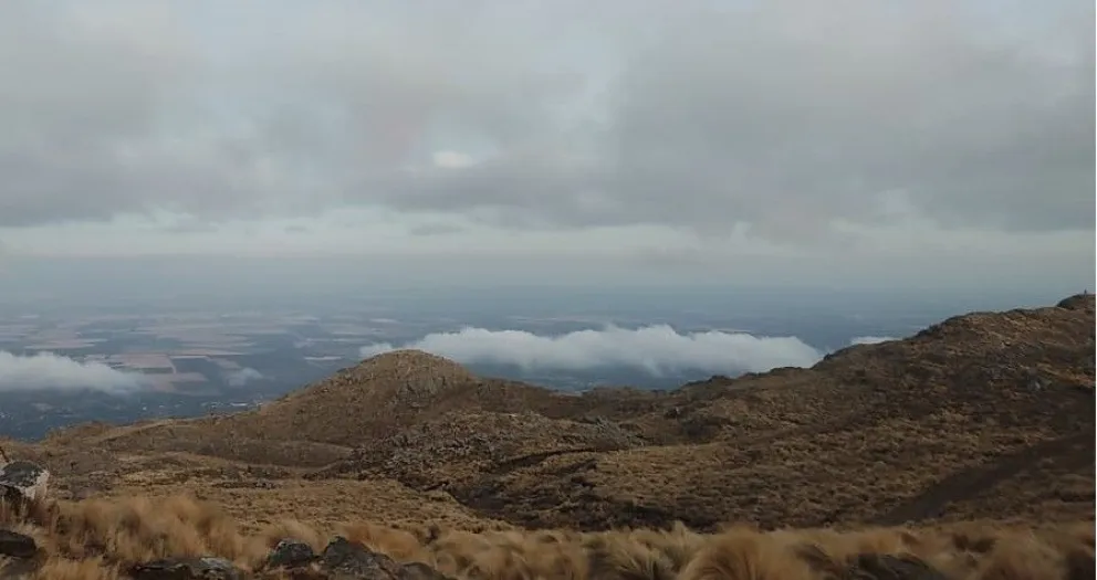 . Durante gran parte del día, el cielo estará parcialmente nublado y se despejará hacia el final.