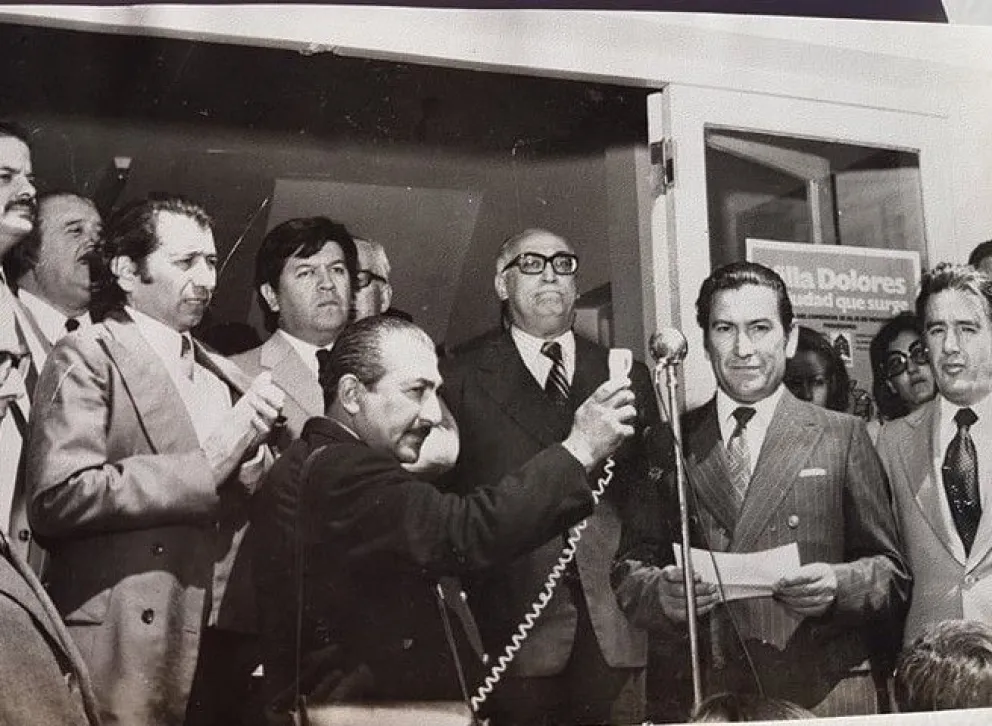 Imagen histórica del dia de la inauguración de la cooperativa de Agua Potable en Villa de Merlo en 1966. El gobernador, Elías Adre, y el entonces intendente, Julio Falco. Foto gentileza de Sergio Escudero /Radio Señales