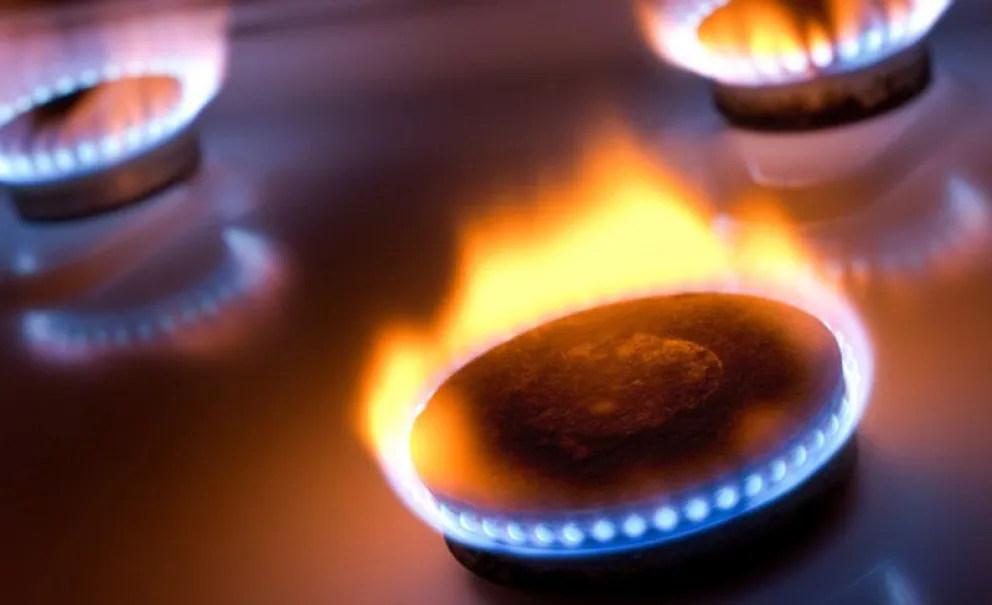 El monóxido de carbono es un gas que no tiene olor, color ni produce irritación. Se genera por la mala combustión de estufas, cocinas, braseros o termotanques y puede provocar desde mareos hasta pérdida de conciencia.